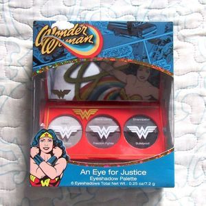 NIB Wonder Woman Eyeshadow Palette Makeup Kit